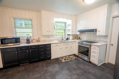 Gambar di galeri bagi Tranquil 2 acres brook Downtown Travelers Rest di Travelers Rest