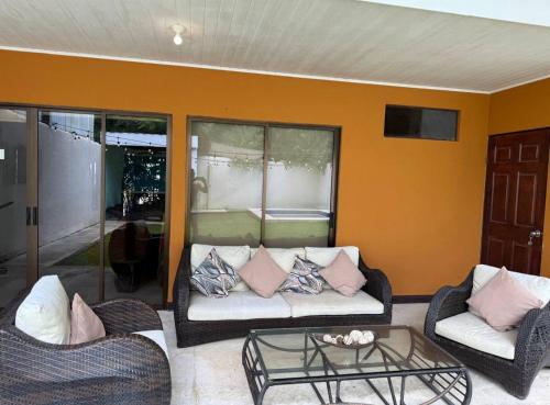 a living room with a couch and two chairs at Hermosa Beach in Tapantí