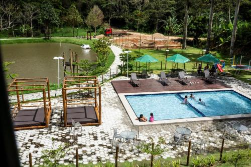 an overhead view of a swimming pool with people in it at Pousada do Lago in Guaramiranga