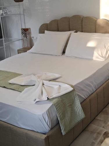 Ein Bett oder Betten in einem Zimmer der Unterkunft Kleio Pythagorio Studio