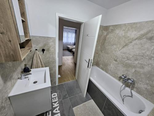 Ένα μπάνιο στο Apartment SIANA