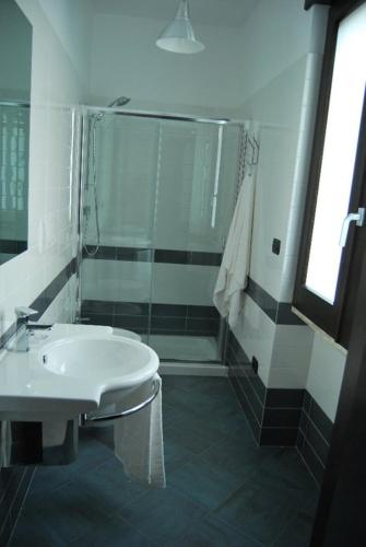 a bathroom with a sink and a shower at B&B Corallo in Capilungo
