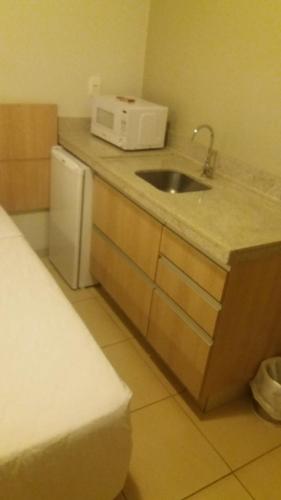 Η κουζίνα ή μικρή κουζίνα στο Gales Park Hotel