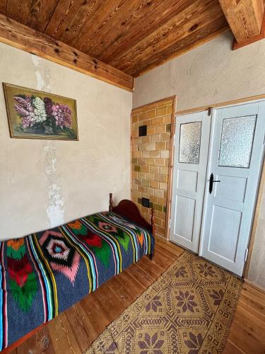 a bedroom with a bed and a white door at Agroturystyka Prynuka in Skroblaki
