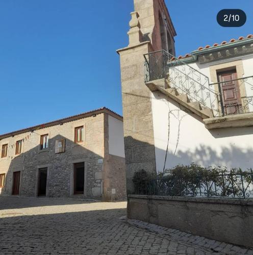 a building with a balcony on the side of it at Casa de l' Eigreija 