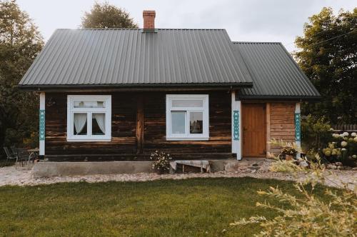 a small house with two windows and a roof at Agroturystyka Prynuka in Skroblaki