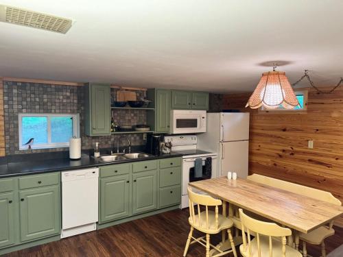 Η κουζίνα ή μικρή κουζίνα στο Cozy Cabin Near Area Favorites