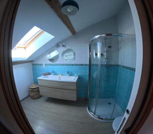 ein Badezimmer mit Glasdusche und Waschbecken in der Unterkunft La Belmontine Maison avec jardin Uriage-les-Bains in Vaulnaveys-le-Haut