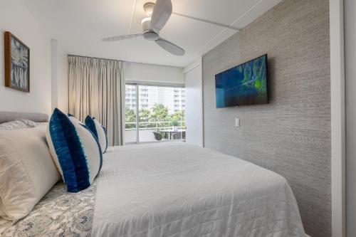 Postel nebo postele na pokoji v ubytování Ilikai Collection 2 Sunset and Ocean Views