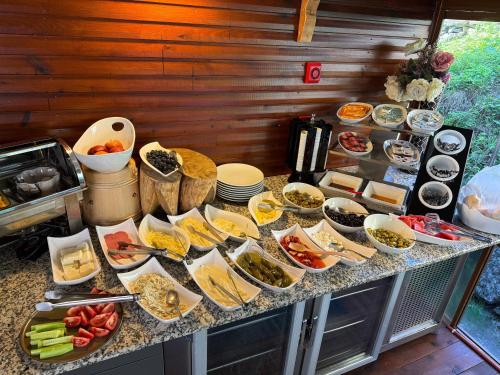un buffet con molti tipi diversi di cibo su un tavolo di Uzungol Apart a Uzungöl