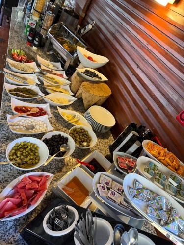 un buffet con molti piatti su un tavolo di Uzungol Apart a Uzungöl