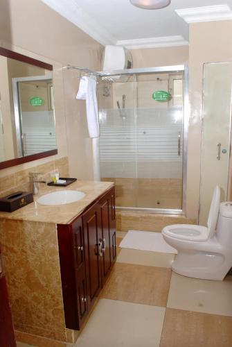 Un baño de De Rembrandt Hotels and Suites