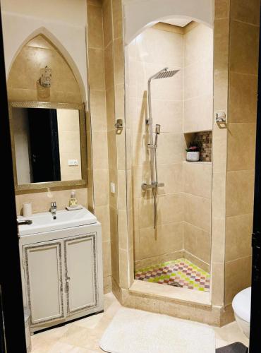 a bathroom with a shower and a sink at Kridarek - Magnifique Villa avec piscine à Marrakech in Douar bel Rhanodour