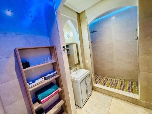 a bathroom with a shower and a toilet and a sink at Kridarek - Magnifique Villa avec piscine à Marrakech in Douar bel Rhanodour