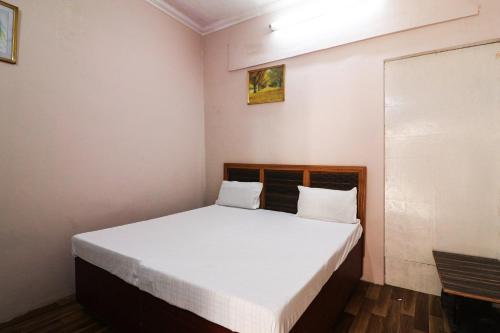 Postel nebo postele na pokoji v ubytování Hotel O Jyoti Palace