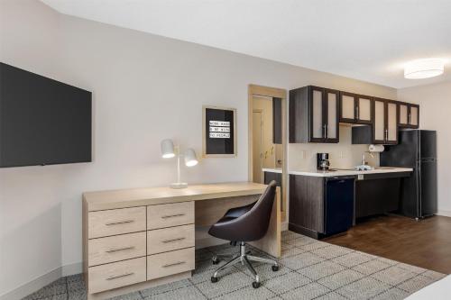 an office with a desk and a chair in a room at Sonesta Simply Suites Boston Burlington in Burlington