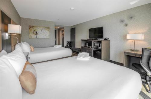 Ένα ή περισσότερα κρεβάτια σε δωμάτιο στο Coast Lonsdale Quay Hotel