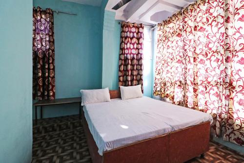 Postel nebo postele na pokoji v ubytování Hotel O Jyoti Palace