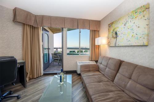 Χώρος καθιστικού στο Coast Lonsdale Quay Hotel