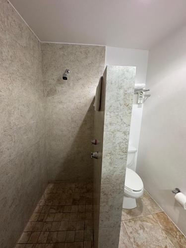 Bilik mandi di Hotel Palmareca