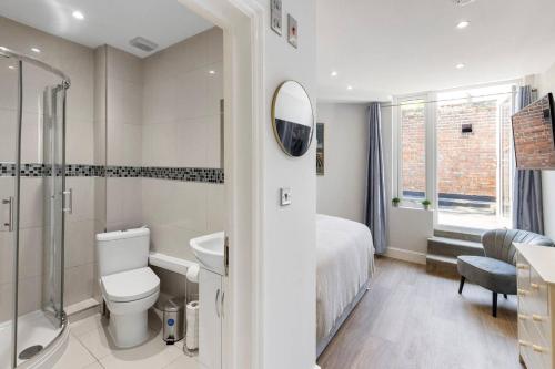 a bathroom with a toilet sink and a shower at Perfect Flat Next To Highgate Station in London