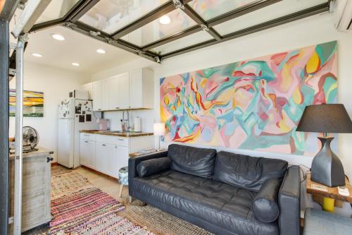 Dapur atau dapur kecil di Private Dock and River Views Modern Gem in Waterloo