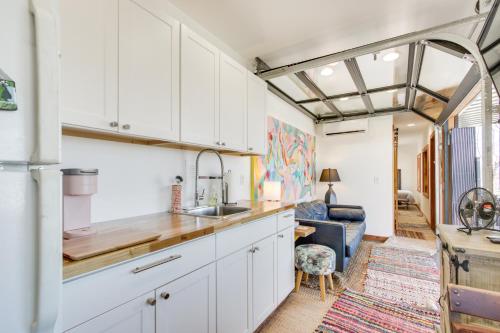Dapur atau dapur kecil di Private Dock and River Views Modern Gem in Waterloo