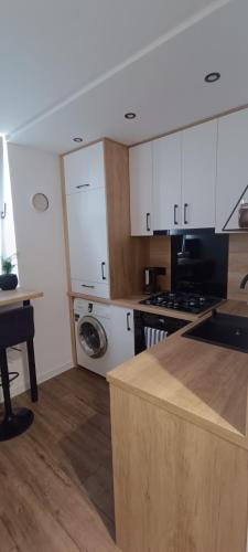 Apartament MiKaTyにあるキッチンまたは簡易キッチン