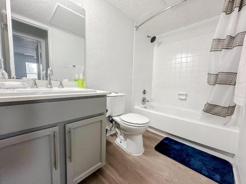 オースティンにあるSleepover 1BD 1BA Austin TX Apartmentsの白いバスルーム(洗面台、トイレ、バスタブ付)