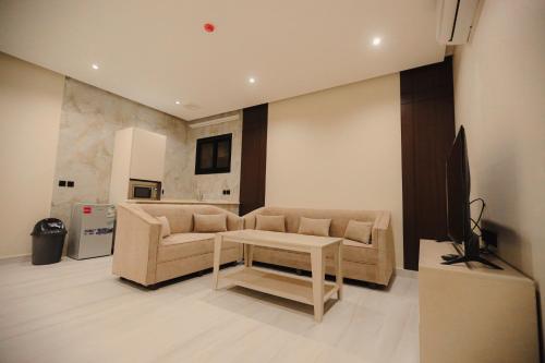 a living room with a couch and a table at الواجهة in Buraydah