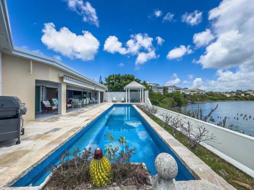 una piscina nel cortile di una casa di Oceans Edge Villa a Christiansted