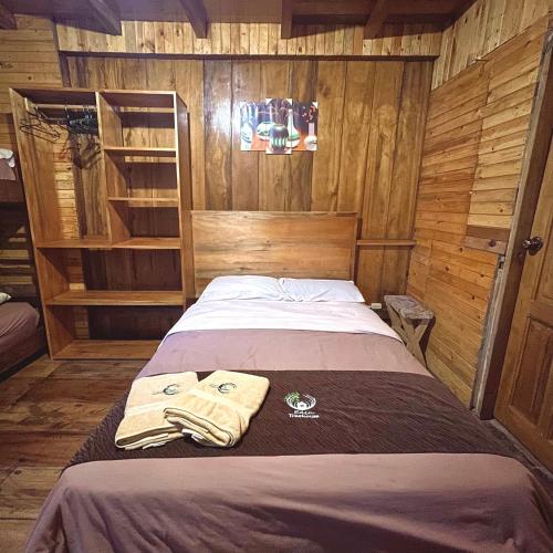 Ein Bett oder Betten in einem Zimmer der Unterkunft Eden Treehouse