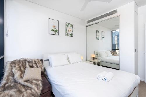 En eller flere senge i et værelse på Prime 2BR Location Pool Parking BCT 1004