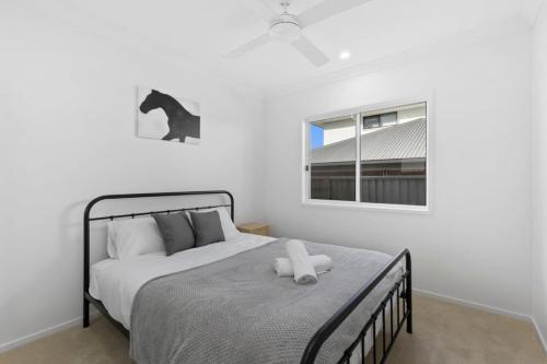 une chambre avec un lit et une fenêtre dans l'établissement Family Retreat 4BR&2BA Parking in Private Garden Highbury Court, à Park Ridge