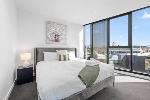 Ένα ή περισσότερα κρεβάτια σε δωμάτιο στο Sunny Stylish Central Best Location Pool Gym
