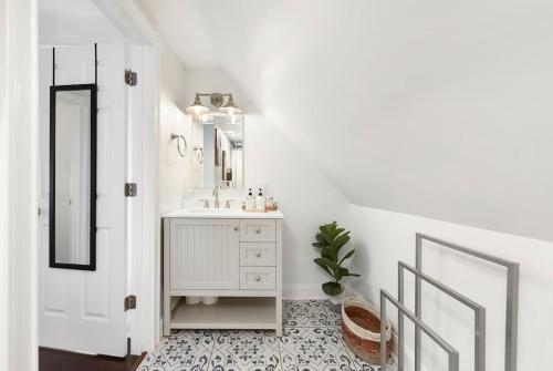 Ένα μπάνιο στο The Riverview Room on Beatty
