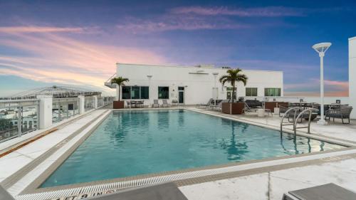 a swimming pool on top of a building at City Vibes 2BR Walk Everywhere in DWNTN St. Pete in St. Petersburg