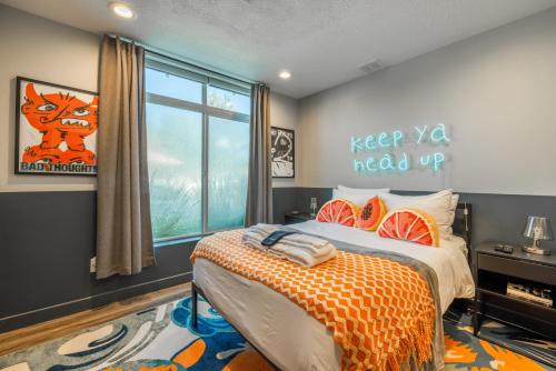 1 dormitorio con 1 cama con edredón de naranja en Fast Wifi Dopest Studio SLC, en South Salt Lake