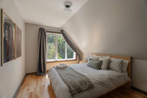 เตียงในห้องที่ Ski-Bike-Hike In-Out - Soleil - Vue en Montagne