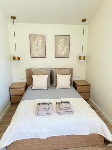 Un dormitorio con una cama con dos toallas encima. en Appartement Confortable en Provence, en Aix-en-Provence