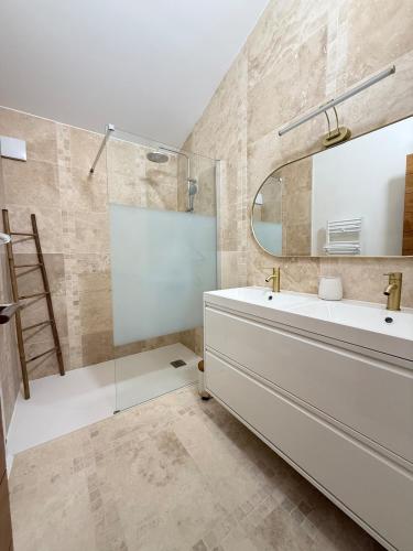 un baño con lavabo y espejo en Appartement Confortable en Provence, en Aix-en-Provence