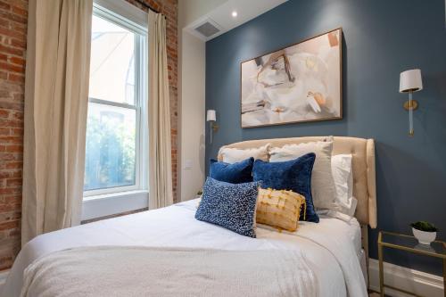 Un dormitorio con una cama con paredes azules y una ventana. en The Chic Hideaway, en Baptist Hospital Heliport