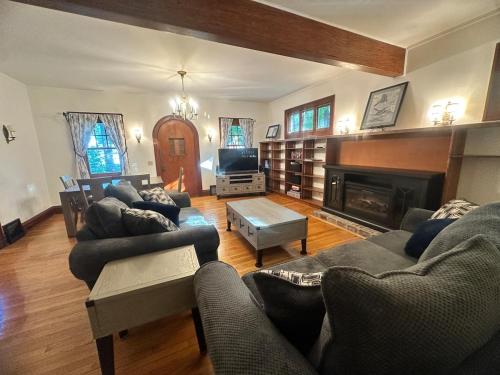 Posezení v ubytování Classic Charm with Modern Kitchen Walking Distance to UMaine