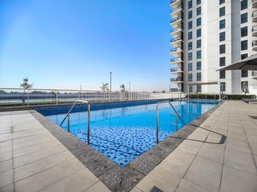 Der Swimmingpool an oder in der Nähe von Desert Key - Perfectly Located Yas Island Premier Apts