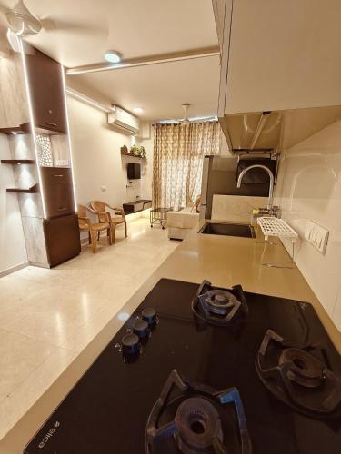 Una cocina o cocineta en Thane's First Hidden door studio - Hiranandani Estate