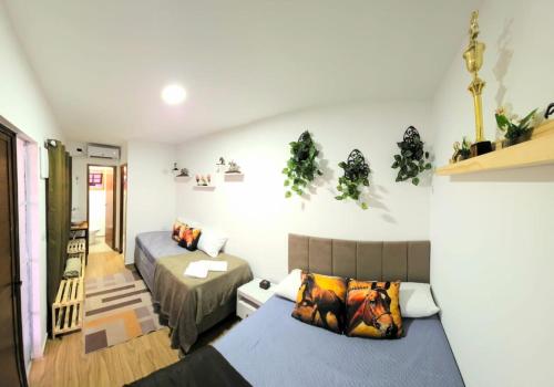 Cabanas do Rancho - Lazer & Eventos em São Roque في ساو روكي: غرفة صغيرة بها سرير وسرير