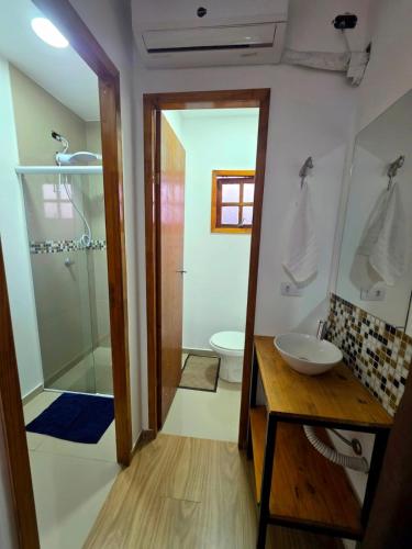 a bathroom with a sink and a shower and a toilet at Cabanas do Rancho - Lazer & Eventos em São Roque in São Roque
