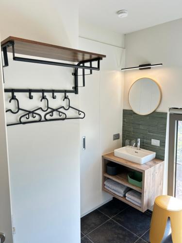 ポペリンゲにあるVakantiewoning De KoeBelleの洗面台と鏡のあるバスルーム