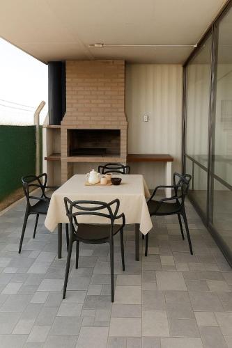 una sala da pranzo con tavolo, sedie e camino di Miatello a Villa Nueva