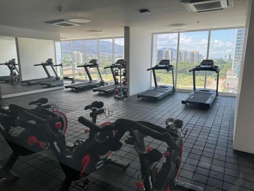 Spordikeskus ja/või sportimisvõimalused majutusasutuses Suite con Jacuzzi y vista al mar piso 13